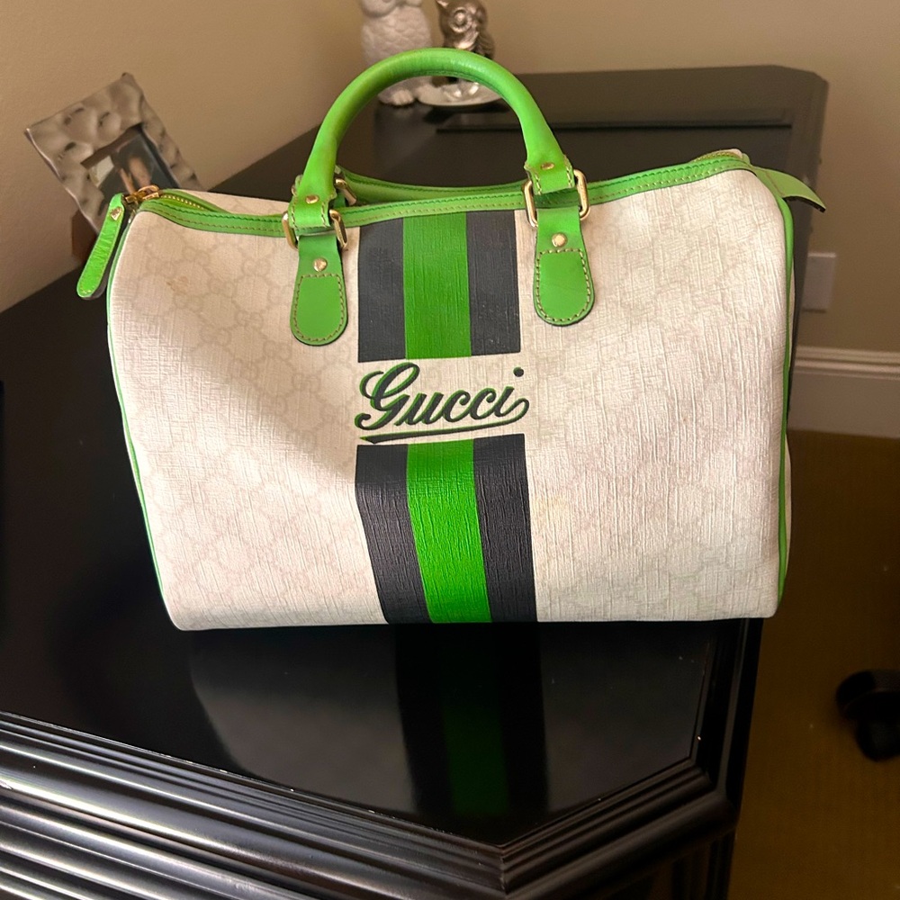 GUCCI
GG Supreme Medium Joy Boston Bag